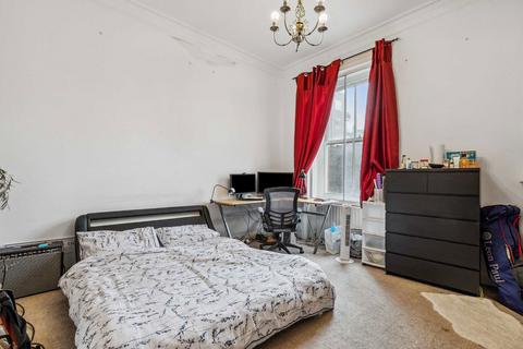 4 bedroom flat to rent, Earl's Court Square, London SW5