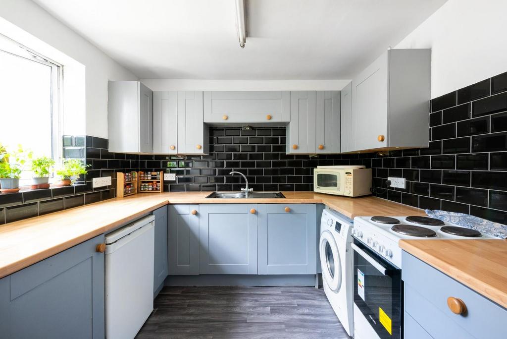 42 Pitman Court, Gloucester Road, Bath, BA1 8 BD (1