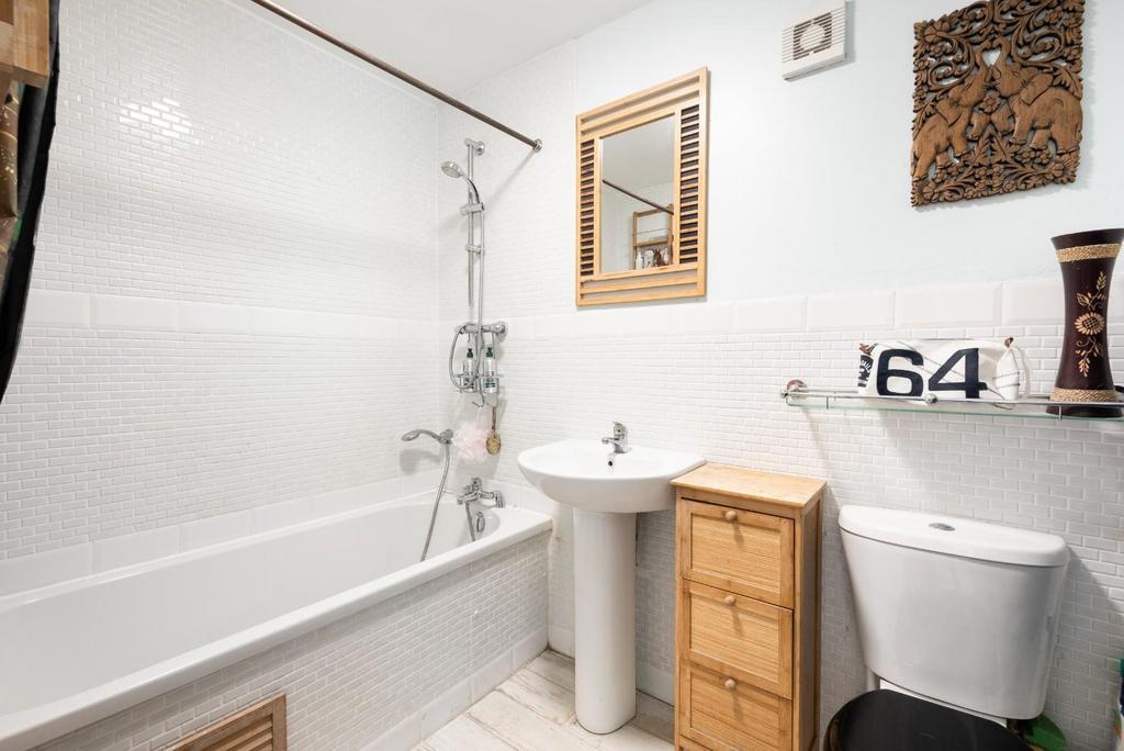 42 Pitman Court, Gloucester Road, Bath, BA1 8 BD (2