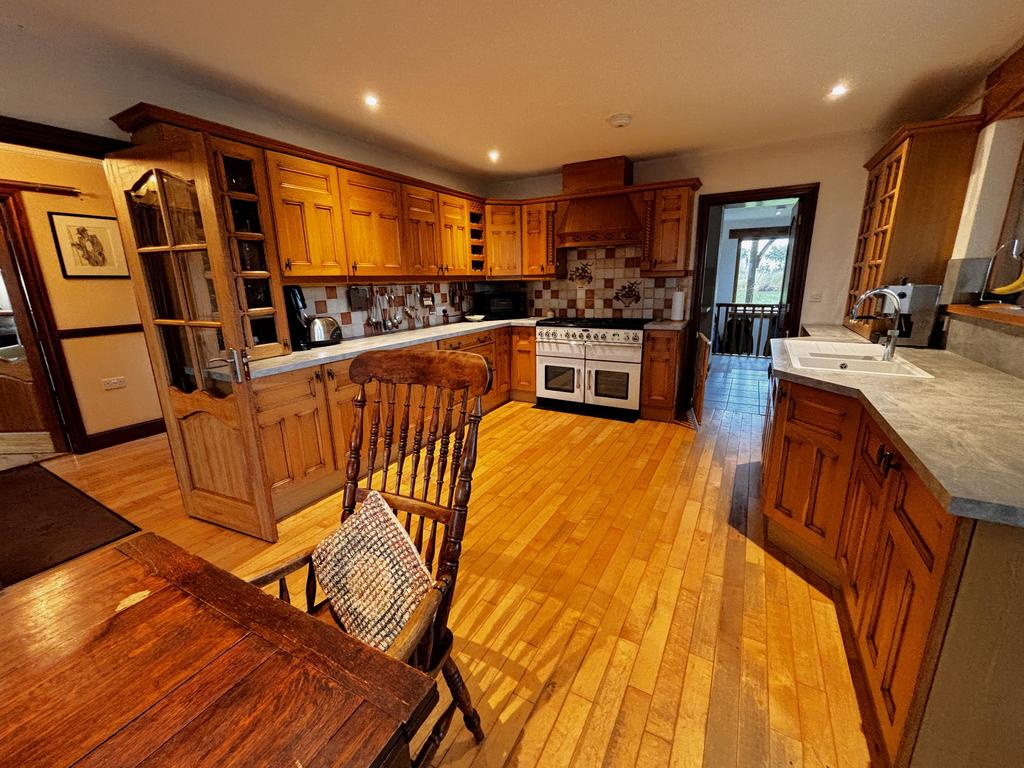 Kitchen / Dining Area