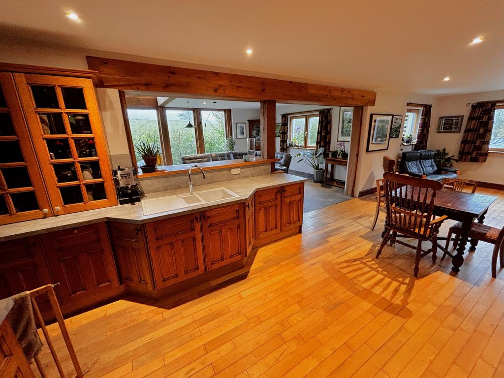Kitchen / Dining Area