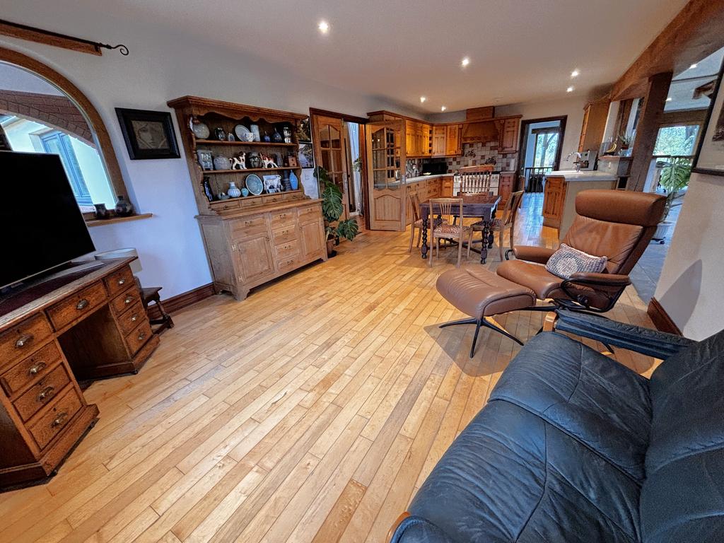 Kitchen / Dining Area