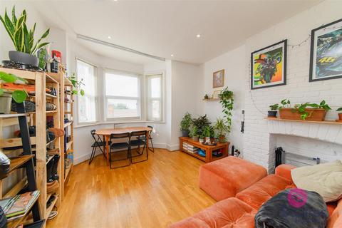 2 bedroom flat for sale, Sunningfields Crescent, Hendon
