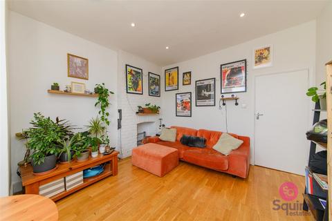 2 bedroom flat for sale, Sunningfields Crescent, Hendon