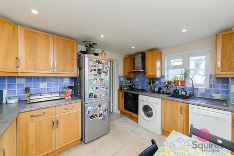 2 bedroom flat for sale, Sunningfields Crescent, Hendon