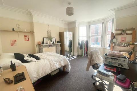 5 bedroom semi-detached house to rent, *£105pppw excluding bills* Church Avenue, Lenton, NG7 2EW