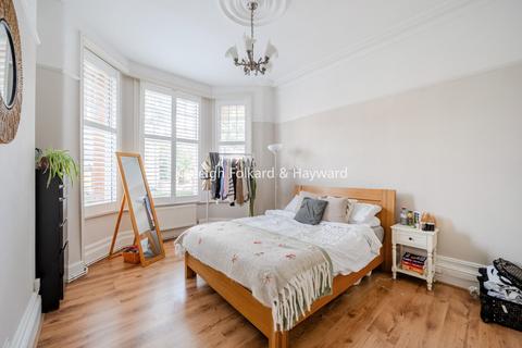 3 bedroom flat for sale, Queens Avenue, London, N10