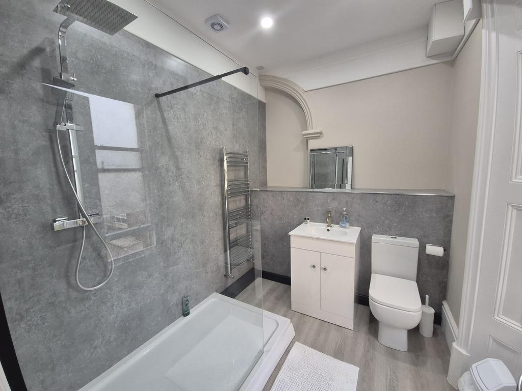 Bedroom 6&#39;s Ensuite