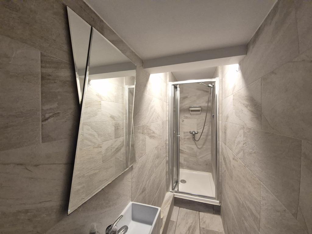 Room 10 Bathroom - £675.00