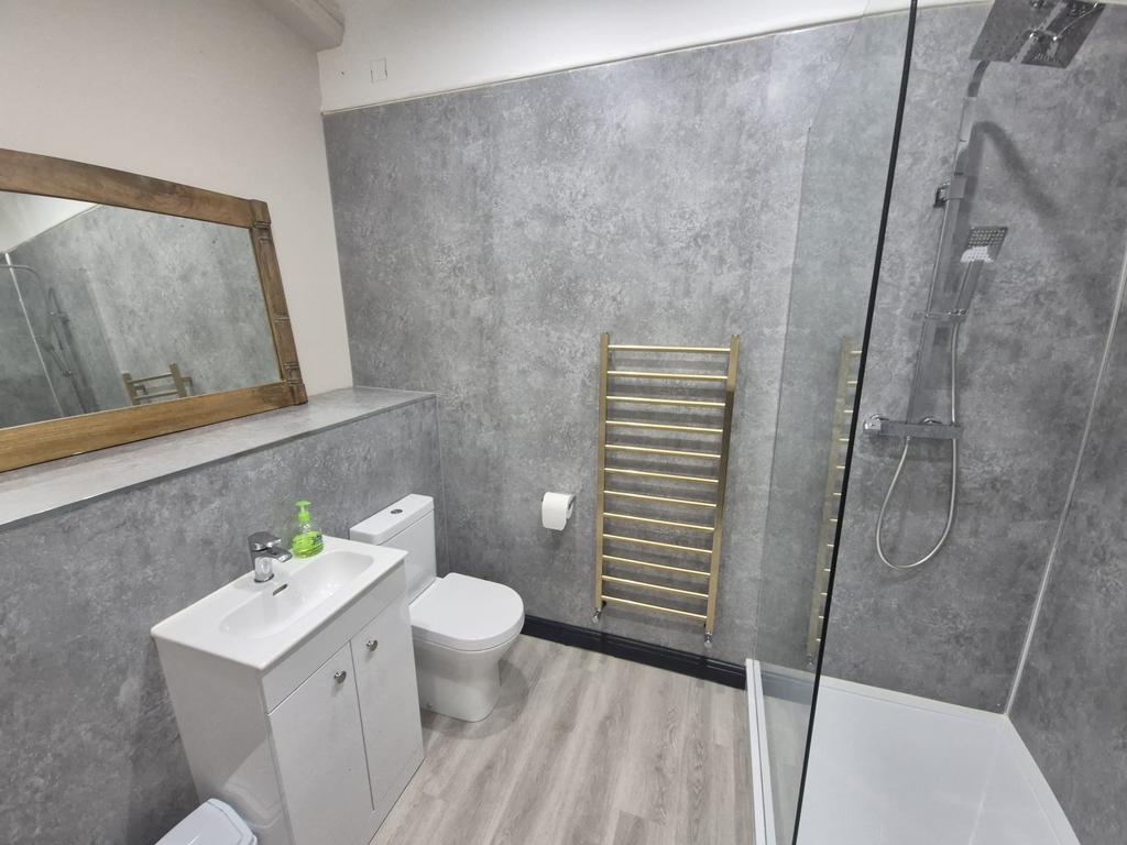 Room 5 Bathroom - £775.00
