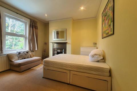 3 bedroom flat to rent, Upham Park Road, Chiswick, W4