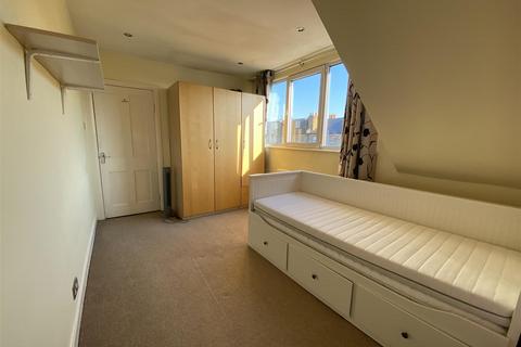 3 bedroom flat to rent, Upham Park Road, Chiswick, W4