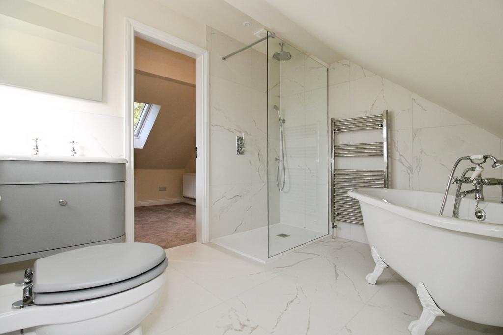 Pbox-bathroom-338934.JPG