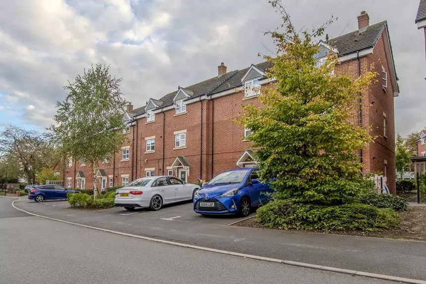 2 bedroom flat for sale - Photo 3