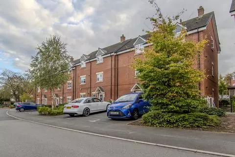 2 bedroom flat for sale - Photo 2