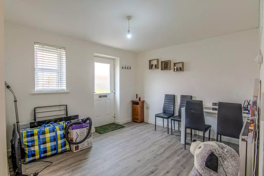 2 bedroom flat for sale - Photo 5