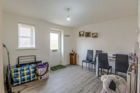 2 bedroom flat for sale - Photo 4