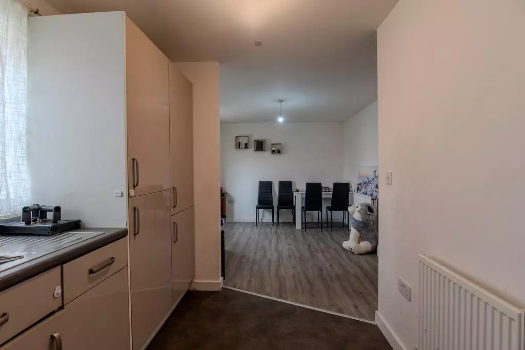 2 bedroom flat for sale - Photo 11