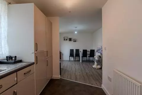 2 bedroom flat for sale - Photo 10