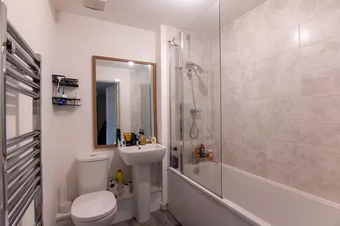 2 bedroom flat for sale - Photo 16