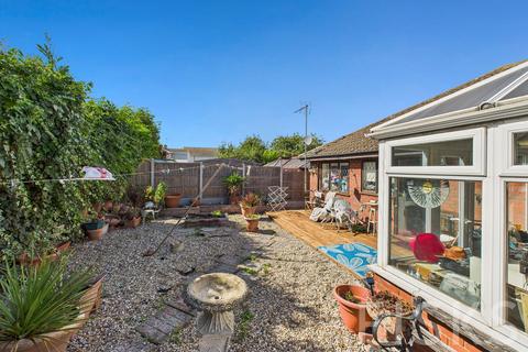 3 bedroom bungalow for sale, Ashingdale Close, Canvey Island, SS8