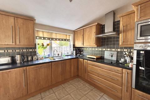 3 bedroom detached house for sale, Montrose Avenue, Woodsmoor