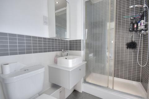 2 bedroom ground floor flat for sale, Raven Close, Watford WD18