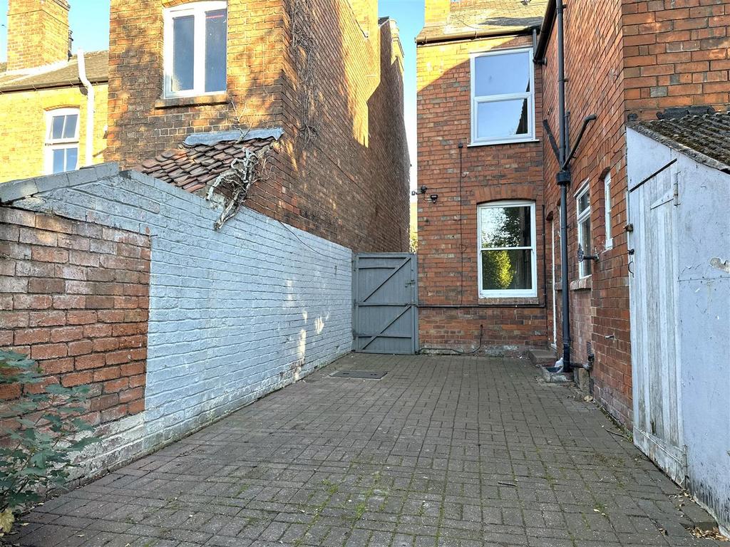 Extensive Block Paved Seating Area 366