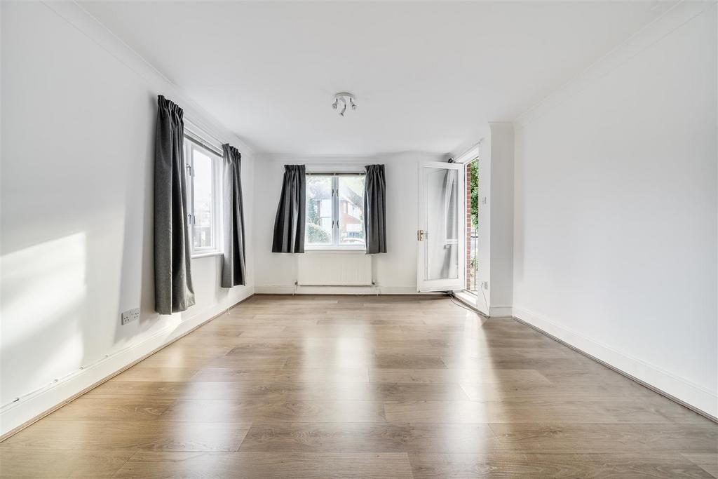 Living room pic3.jpg