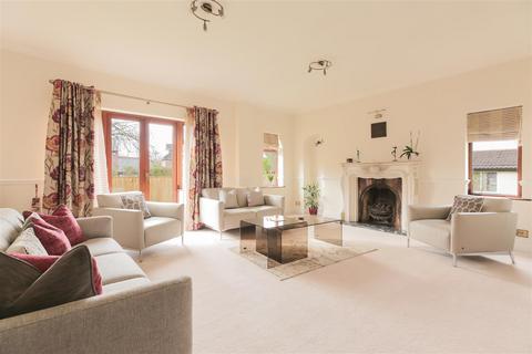 undefined, Kensington Gardens, Hale