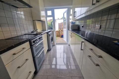 2 bedroom ground floor flat to rent, Wolsey Close, Hounslow TW3