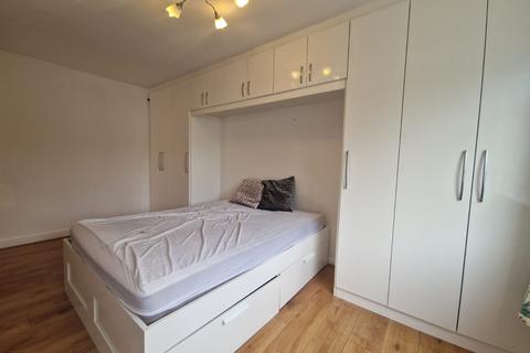 2 bedroom ground floor flat to rent, Wolsey Close, Hounslow TW3