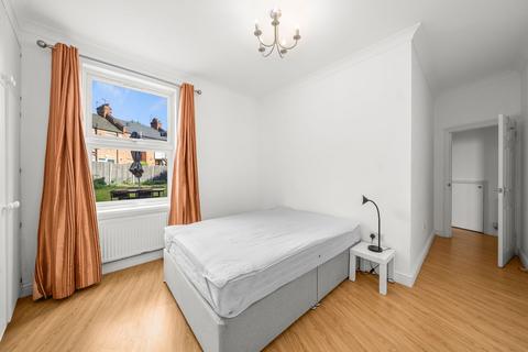 3 bedroom flat to rent, Deacon Road, NW2