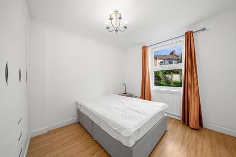 3 bedroom flat to rent, Deacon Road, NW2
