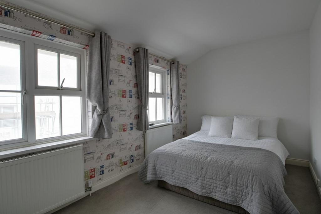 Double bedroom with built in wardrobes