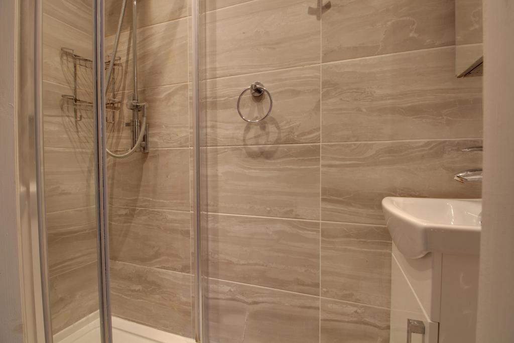 Bedroom 1 en suite