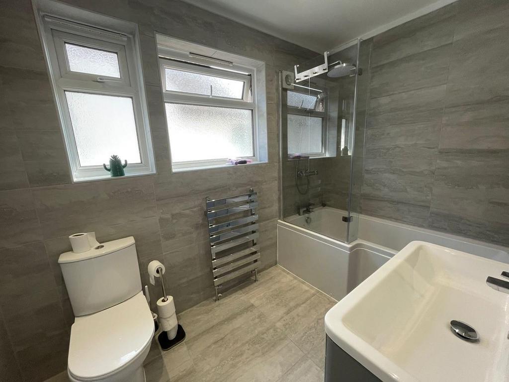 Family bathroom.jpg