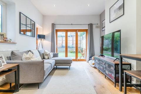 2 bedroom flat for sale, Kingscourt Road, London SW16