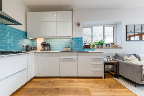 2 bedroom flat for sale, Kingscourt Road, London SW16
