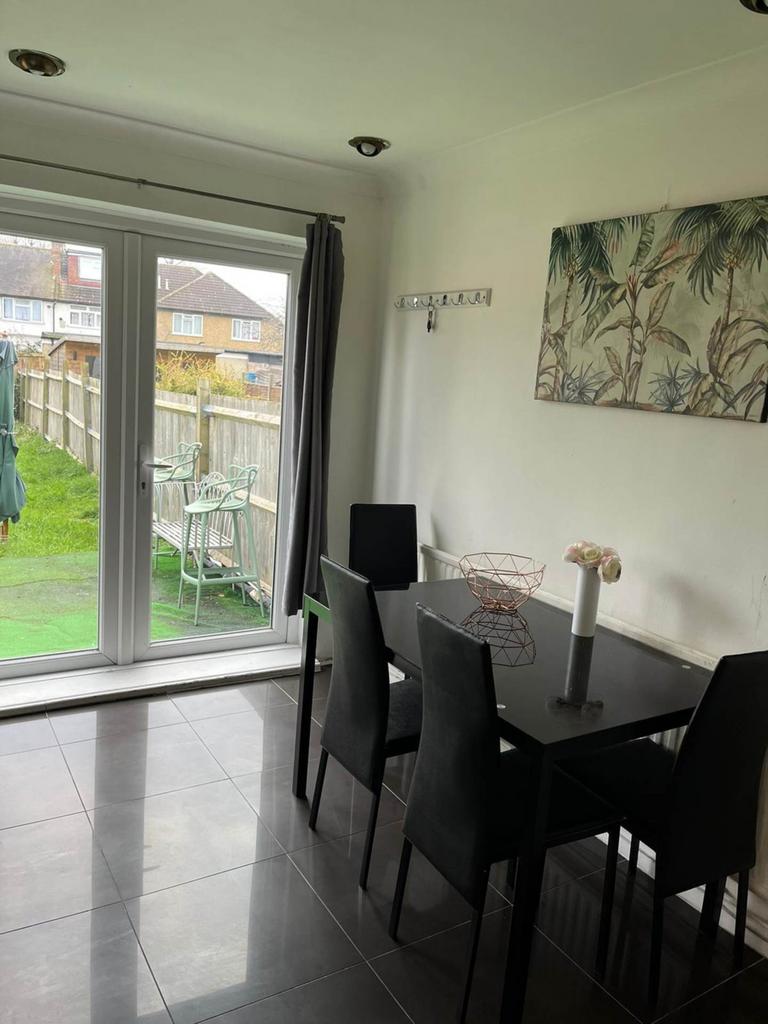 Apartment in Greenford - View 3