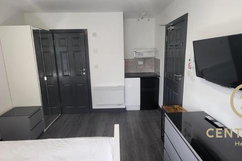 1 bedroom in a house share to rent, Dorset Avenue, HAYES UB4