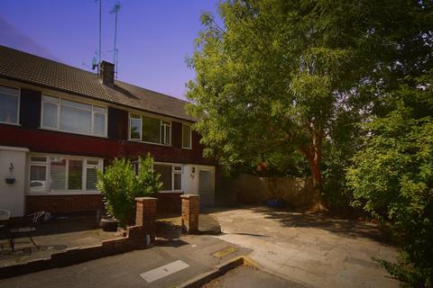 2 bedroom flat to rent, Wimborne Close, Buckhurst Hill IG9