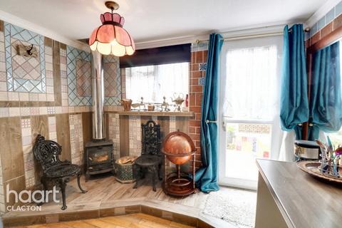 19 Brooklands, Jaywick, Clacton-on-sea, CO15 2JS