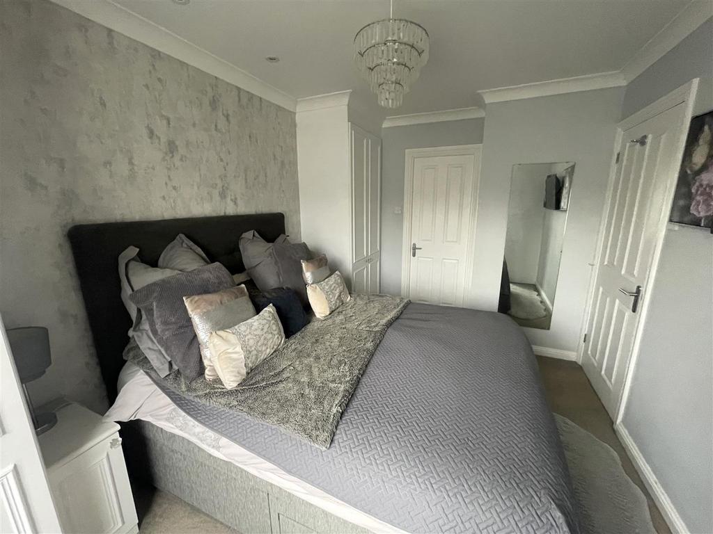 Bedroom 1 (4).jpg
