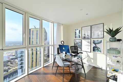3 bedroom flat to rent, Penthouse, Sky Gardens, Vauxhall SW8