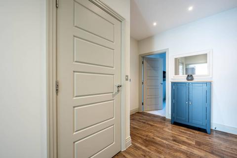 2 bedroom flat for sale, Queens Place, Guildford, Surrey, GU2