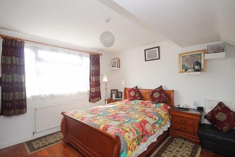 4 bedroom semi-detached house for sale, Chinnor Crescent, Greenford