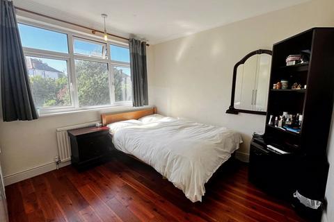 4 bedroom semi-detached house for sale, Chinnor Crescent, Greenford