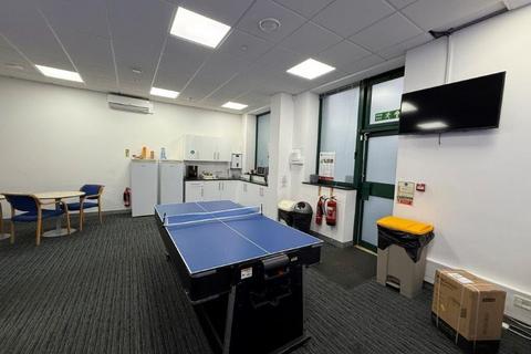 Industrial unit to rent, Leatherhead Rd Chessington KT9 2NY