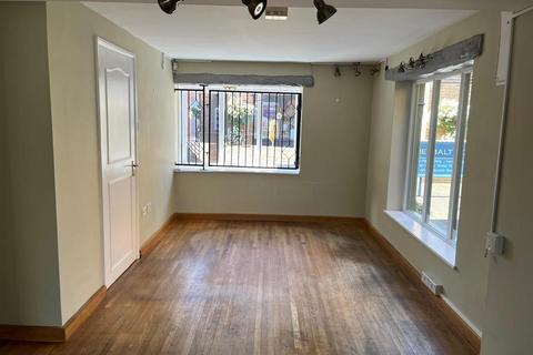 Retail property (high street) to rent, 2 Mill St Oakham LE15 6EA